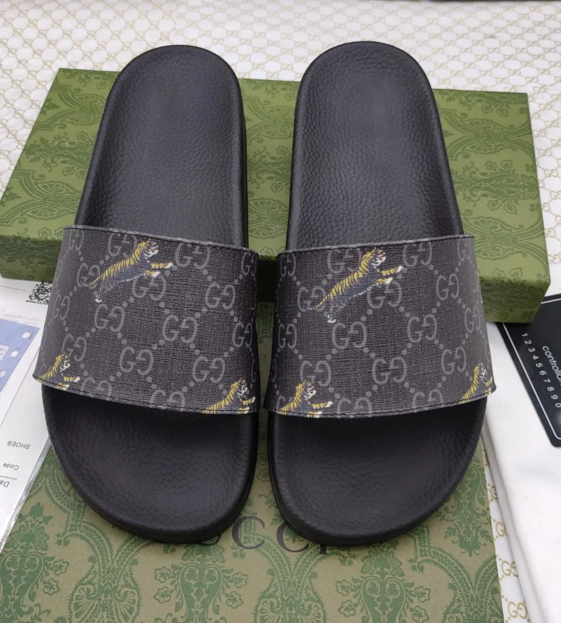 👟👟Ex-factory price 220👟👟 Couple model 🎗Gucci "Gucci" slippers, a much-anticipated one, so beautiful that it will melt your hearts❤,! It is simply a masterpiece of extraordinary craftsmanship. It is a must-have for everyone. It is made by open molding. The foot feels Q-elastic and super soft. The upper foot is super delicate. Size number (35~47), exclusive model, with many layouts, there is always one you like🎉🎉